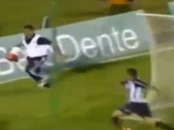 El árbitro consideró que no había sido gol y el 2-2 dio el pase al conjunto del 'héroe'. ESPECIAL /