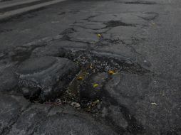 Imagen de un socavón que se hizo el sábado por la tarde entre las calles Mar Egeo y Ávila Camacho.  /