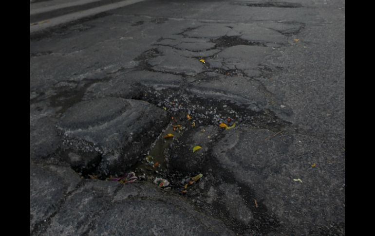 Imagen de un socavón que se hizo el sábado por la tarde entre las calles Mar Egeo y Ávila Camacho.  /