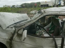 Una camioneta que transportaba zapatos fue partícipe en el accidente. ARCHIVO /