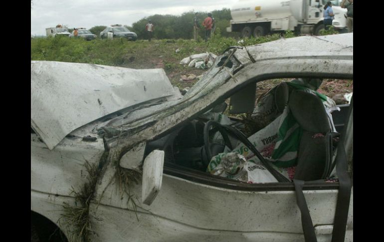 Una camioneta que transportaba zapatos fue partícipe en el accidente. ARCHIVO /