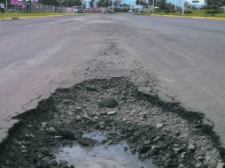 OBSTÁCULOS. En Periférico Sur, en el tramo de Colón a López Mateos, se registran daños en la superficie de rodamiento. EL INFORMADOR /