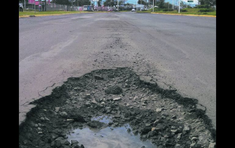 OBSTÁCULOS. En Periférico Sur, en el tramo de Colón a López Mateos, se registran daños en la superficie de rodamiento. EL INFORMADOR /