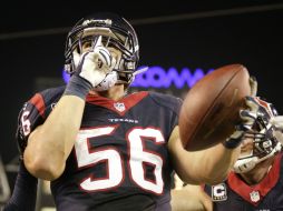 Brian Cushing interceptó un pase y devolvió el balón 18 yardas para el touchdown del empate. AP /