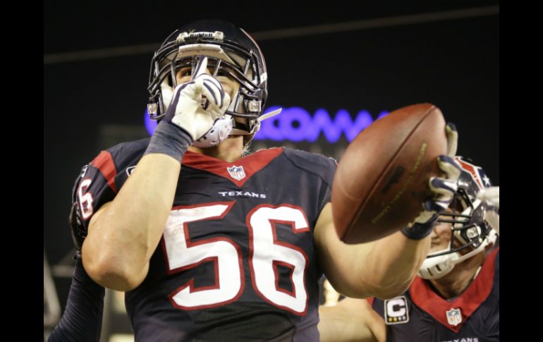 Brian Cushing interceptó un pase y devolvió el balón 18 yardas para el touchdown del empate. AP /