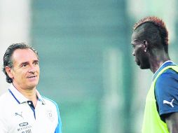 El técnico Prandelli, le indica al delantero Mario Balotelli, lo que espera de él para el duelo de hoy ante República Checa. EFE /