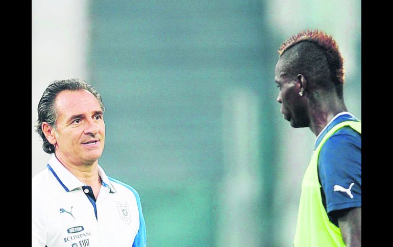 El técnico Prandelli, le indica al delantero Mario Balotelli, lo que espera de él para el duelo de hoy ante República Checa. EFE /