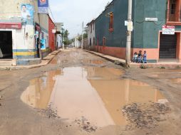 La construcción de pozos de absorción en Toluquilla  ayudarán a que el exceso de agua no dañe los caminos. ARCHIVO /