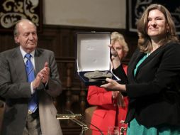 Agnieszka Raczynska (d), tras recoger de manos del Rey Juan Carlos (i) el V Premio de Derechos Humanos que lleva el nombre del monarca. EFE /