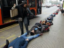 Una línea de 1210 cuerpos por la vereda Norte de la Alameda representan a los más de mil detenidos desaparecidos en la dictadura. EFE /