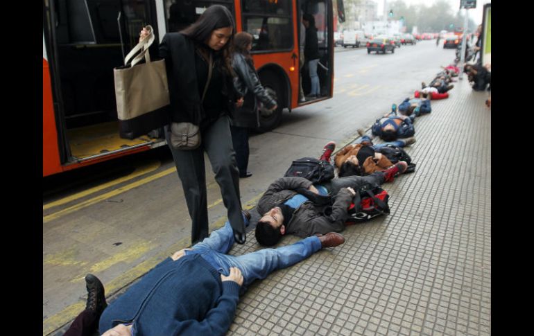 Una línea de 1210 cuerpos por la vereda Norte de la Alameda representan a los más de mil detenidos desaparecidos en la dictadura. EFE /