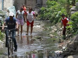 Las familias fueron sacadas de sus viviendas por el riesgo de inundaciones ante el temporal de lluvias. ARCHIVO /