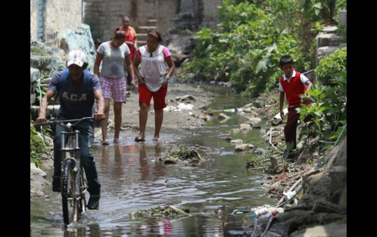 Las familias fueron sacadas de sus viviendas por el riesgo de inundaciones ante el temporal de lluvias. ARCHIVO /