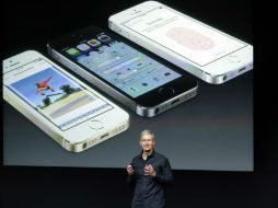 Ejecutivos de Apple, encabezados por Tim Cook, presentaron el iPhone 5C y el iPhone 5S. AP /