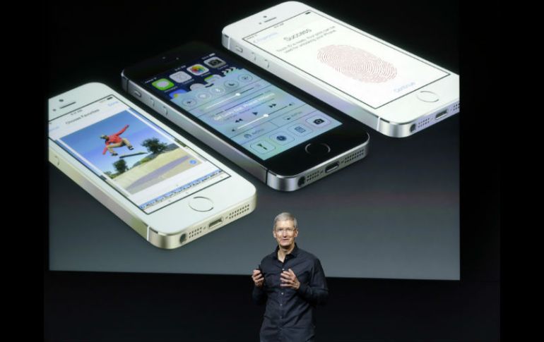 Ejecutivos de Apple, encabezados por Tim Cook, presentaron el iPhone 5C y el iPhone 5S. AP /