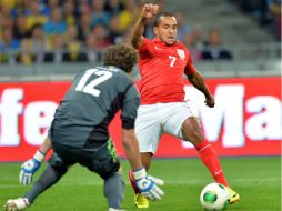 Theo Walcott (7) no pudo con el peso ofensivo de Inglaterra y su equipo firma el empate a cero ante Ucrania. AFP /