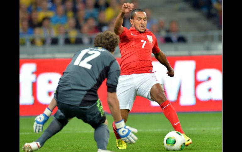 Theo Walcott (7) no pudo con el peso ofensivo de Inglaterra y su equipo firma el empate a cero ante Ucrania. AFP /