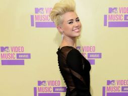 Miley Cyrus no deja de causar revuelo y ahora, anuncia que pronto lanzará una canción en la que participó Britney Spears. ARCHIVO /