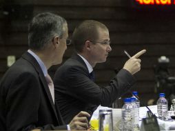 El presidente de la Cámara de Diputados, Ricardo Anaya (d) y el vicepresidente José González (i) durante la sesión ordinaria. ARCHIVO /