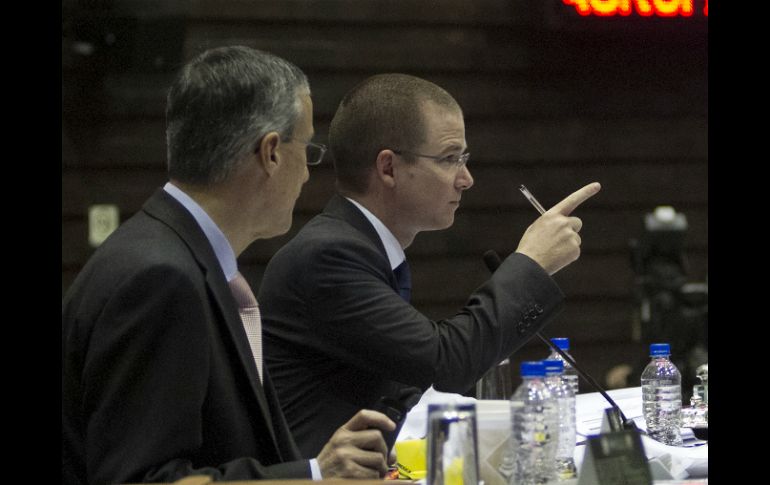 El presidente de la Cámara de Diputados, Ricardo Anaya (d) y el vicepresidente José González (i) durante la sesión ordinaria. ARCHIVO /