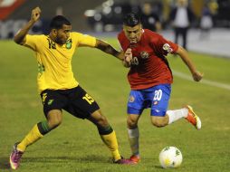 Diego Calvo de Costa Rica intenta quitar el balón a Adrian Mariappa, jugador de la Selección de Jamaica. AP /