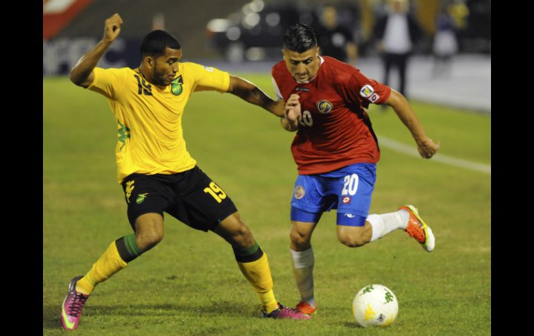 Diego Calvo de Costa Rica intenta quitar el balón a Adrian Mariappa, jugador de la Selección de Jamaica. AP /