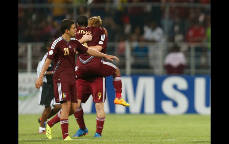 Jugadores venezolanos festejan su victoria. AP /