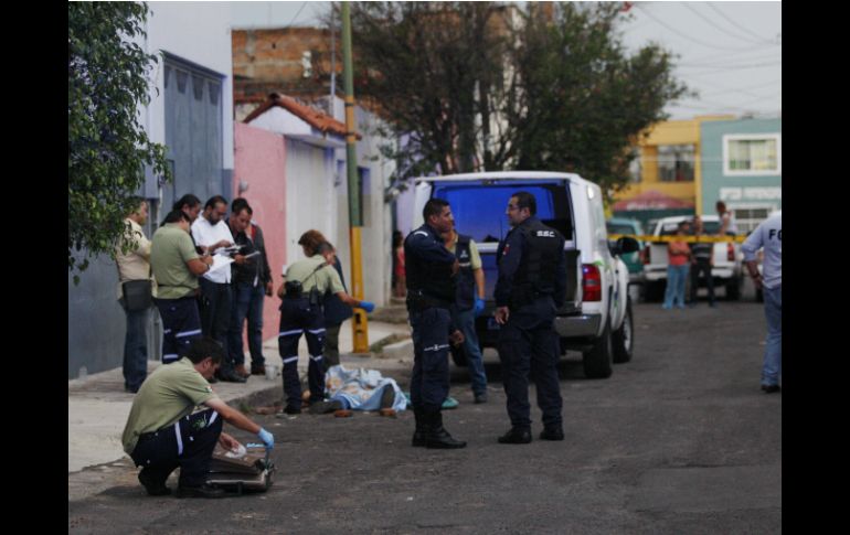 Vecinos de Carrillo Sánchez denunciaron el hecho a la Policía Municipal y en pocos minutos acudieron gendarmes y paramédicos. EL INFORMADOR /