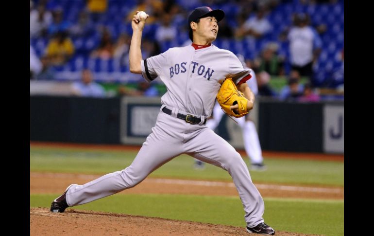 El lanzador de los Medias Rojas Koji Uehara ante los Rayos. EFE /