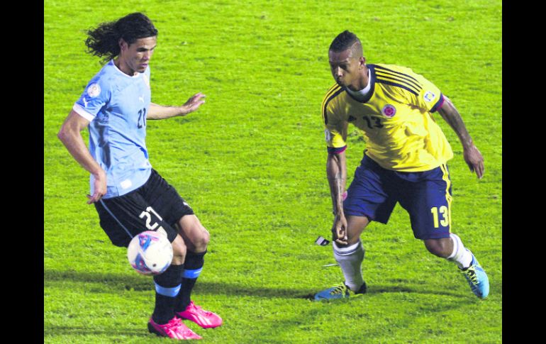 El ariete uruguayo del Paris Saint-Germain, Edinson Cavani (21), abrió el marcador en el estadio Centenario de Montevideo. AFP /