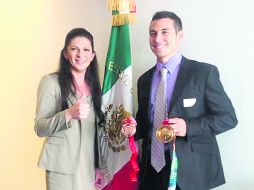 La senadora y ex velocista Ana Gabriela Guevara recibió al saltador Luis Rivera. EFE /