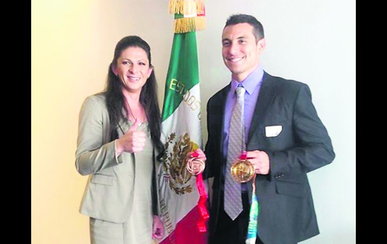 La senadora y ex velocista Ana Gabriela Guevara recibió al saltador Luis Rivera. EFE /