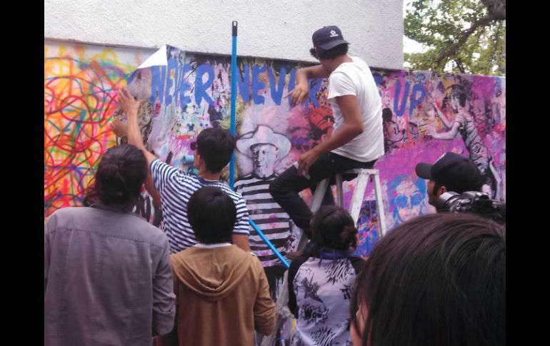 La primera etapa del montaje del mural fue pintar rayas con aerosoles de colores.  /