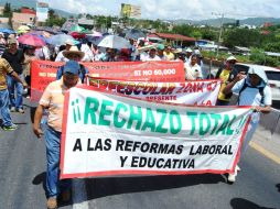 Miles de maestros se manifiestan en distintos estados de la República en rechazo a la reforma educativa. SUN /