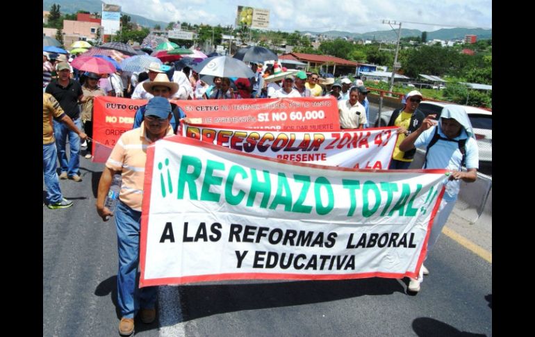 Miles de maestros se manifiestan en distintos estados de la República en rechazo a la reforma educativa. SUN /