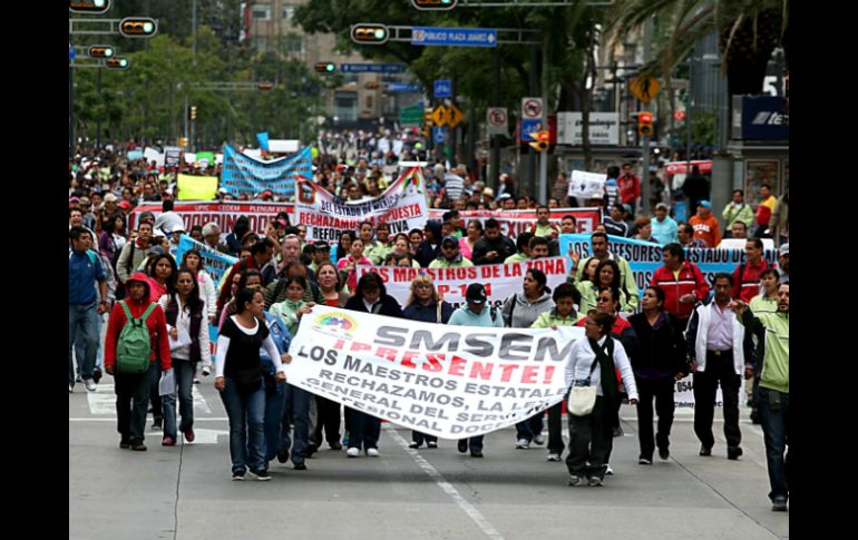 La CNTE se manifiestan en el DF y llaman a los profesores de todo el país a movilizarse en contra de la reforma educativa. SUN /