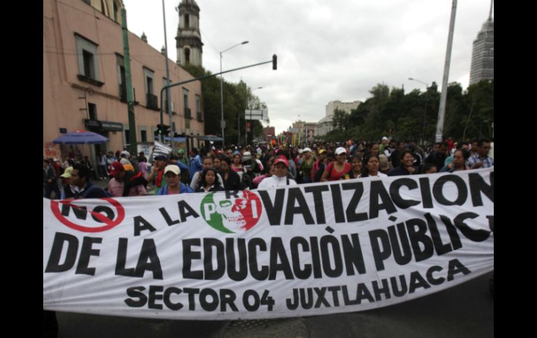 Maestros de la CNTE no logran reunirse con funcionarios de alto nivel en Los Pinos por lo que se movilizan en diversas calles. SUN /