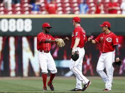 Peloteros de los Rojos celebran la blanqueada ante los Cachorros, en el último de la serie. AFP /