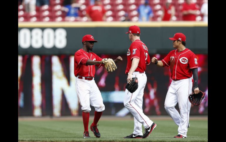 Peloteros de los Rojos celebran la blanqueada ante los Cachorros, en el último de la serie. AFP /