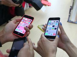 Muchos consideraron que los nuevos iPhones sólo aportan modestos avances en comparación con los modelos anteriores. AFP /