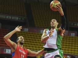 Gustavo Ayón, del equipo mexicano, intenta librar el bloqueo de Ricardo Sánchez, de Puerto Rico. AFP /