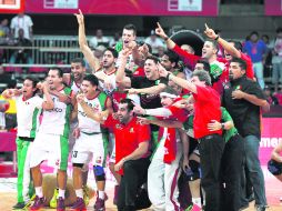 Canta y no llores. Con las notas del Cielito Lindo, la escuadra mexicana celebró el triunfo en el Premundial de Caracas. AP /