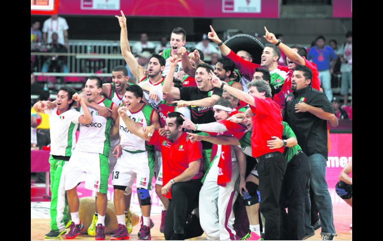 Canta y no llores. Con las notas del Cielito Lindo, la escuadra mexicana celebró el triunfo en el Premundial de Caracas. AP /