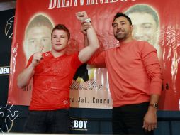 Óscar de la Hoya (d), es el hombre que a través de su empresa boxística Golden Boy Promotions lanzó a la fama a Saúl. ARCHIVO /