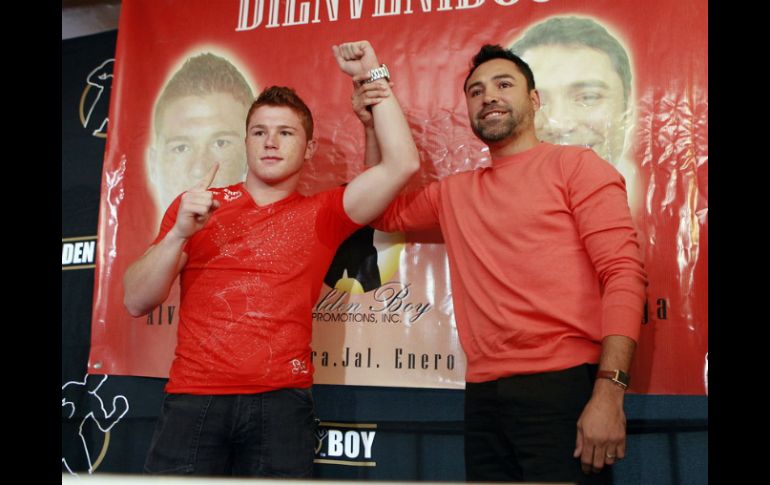 Óscar de la Hoya (d), es el hombre que a través de su empresa boxística Golden Boy Promotions lanzó a la fama a Saúl. ARCHIVO /