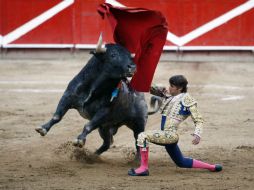 La primera corrida de la temporada será abierta por el matador Fabián Barba. Aquí da una vuelta al ruedo al lidiar a ''Siete Mares''. ARCHIVO /