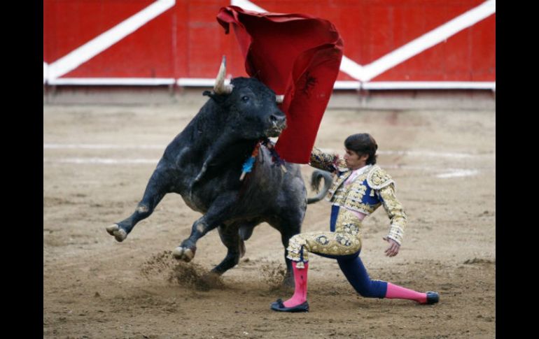 La primera corrida de la temporada será abierta por el matador Fabián Barba. Aquí da una vuelta al ruedo al lidiar a ''Siete Mares''. ARCHIVO /