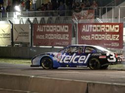 Un automóvil corre en el autódromo. ARCHIVO /