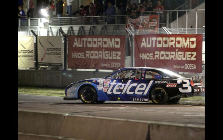 Un automóvil corre en el autódromo. ARCHIVO /