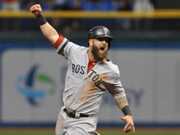 Mike Napoli, de Medias Rojas, expresa su emoción por el triunfo de su equipo. AFP /